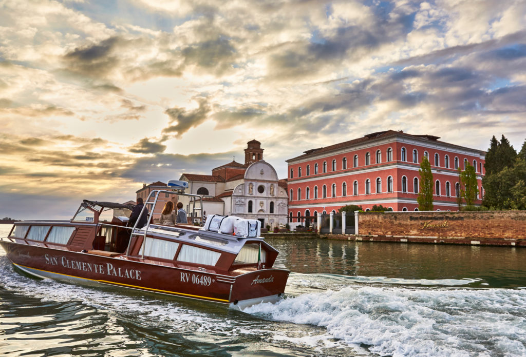 Viaggio di nozze: 5 destinazioni tra lusso e sostenibilità 1 San Clemente Boat and Exterior 2048x1392 1024x696 - Viaggio di nozze: 5 destinazioni tra lusso e sostenibilità